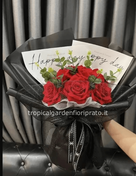 Bouquet di rose rosse con confezione nera trendy