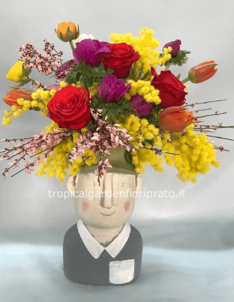Figura  uomo grande con fiori misti