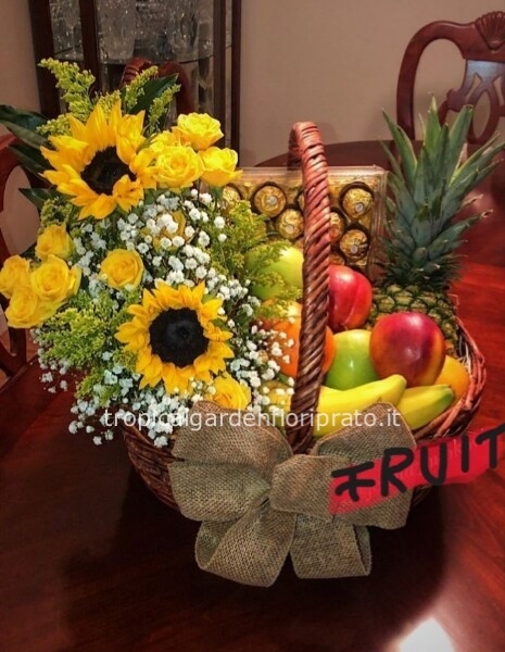 Cesto grande con fiori, frutta e cioccolatini