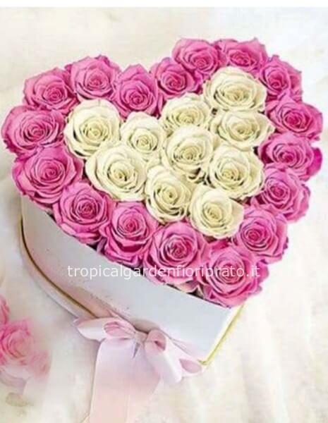 Flower box- cuore con rose  bianche e rosa a boccio grande