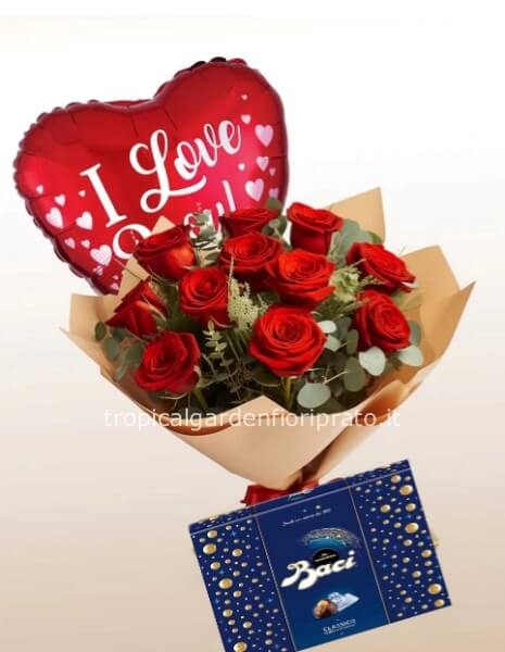 Set amore con rose rosse a boccio grande, scatola di cioccolatini e palloncino