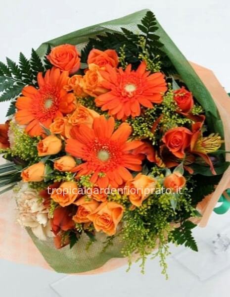 Bouquet arancio con rose e fiori misti di stagione