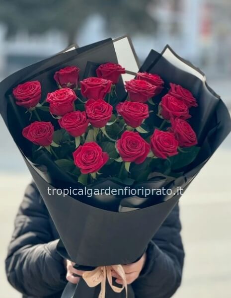 Mazzo di rose rosse trendy con carta nera